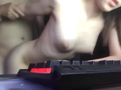 Đang ngồi làm việc thì em cởi luôn làm nháy