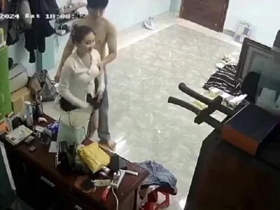 Xem video: Chồng vắng nhà vợ trẻ được người tình tặng váy mới và làm luôn 1 nháy tại phòng ngủ