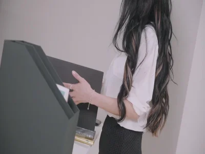 Thư ký hứng tình và bú cu tôi trong khi tôi xem phim sex